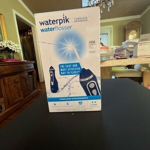 NWT: WATER PICK CORDLESS ADVANCED WATER FLOSSER DESIGNER SERIES.